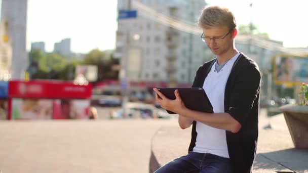 Man die leest tablet pad — Stockvideo