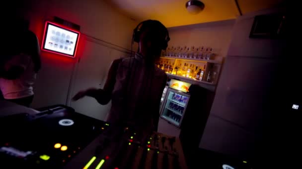 Jovem silhueta de DJ feminino durante seu set — Vídeo de Stock