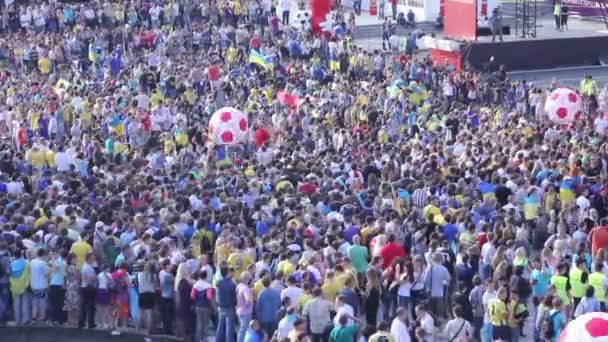 Gente jugando con pelotas de globo — Vídeo de stock