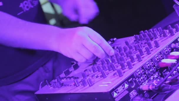 Masculino dj mãos fazendo música — Vídeo de Stock