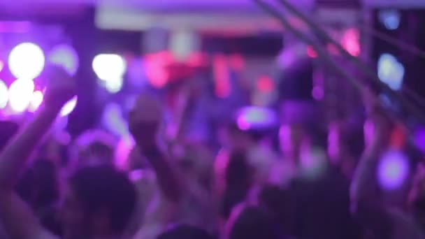 Loco club nocturno ambiente de baile — Vídeo de stock