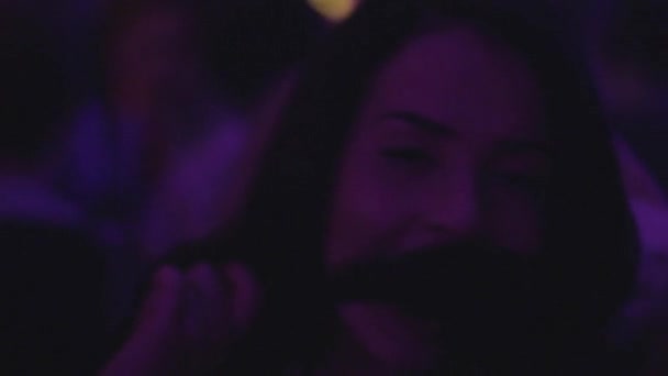 Mädchen flirten sich im Nachtclub küssend — Stockvideo