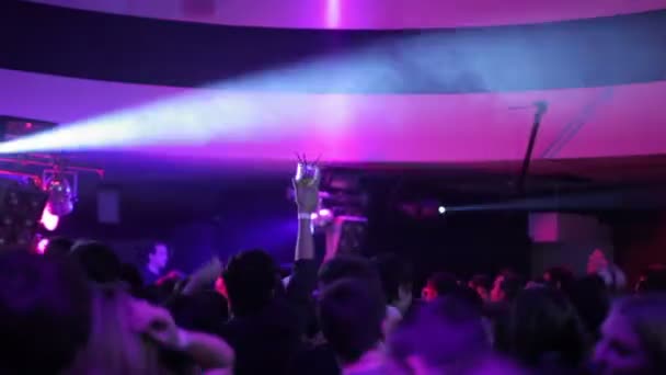 Nachtclub Tanzfläche voller tanzender Menschen — Stockvideo