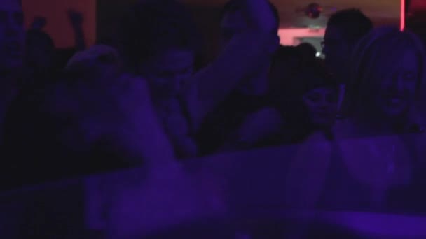 Menschen groovend tanzen in Nachtklub — Stockvideo
