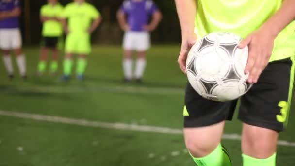 Adelante coloca una pelota de fútbol a un penal — Vídeos de Stock