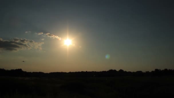Flygplanssiluett vid solnedgången — Stockvideo