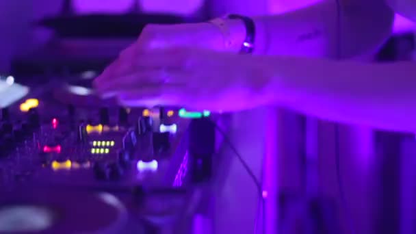 Mujer DJ realiza su conjunto — Vídeo de stock