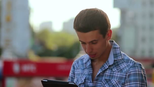 Hombre leyendo tableta — Vídeos de Stock