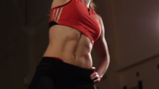 Vrouw voert fitness oefening — Stockvideo