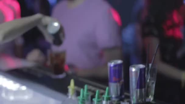 Мужчина получает коктейль на вечеринке в ночном клубе — стоковое видео
