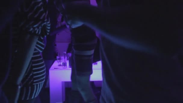 Bezoekers van nachtclub dansen — Stockvideo