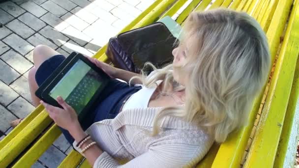 Mujer pone a un lado la tableta PC — Vídeos de Stock