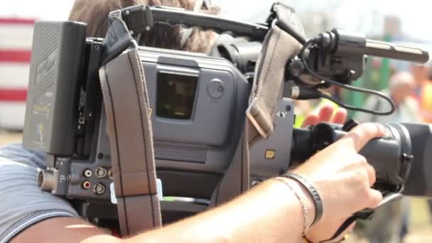 Телевізійний оператор знімає камеру — стокове відео