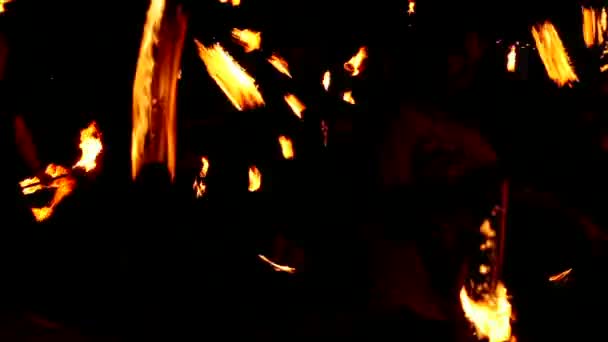 Пламенные артисты танцуют с огнем — стоковое видео