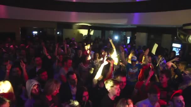 Медленное движение толпы над головой съемки в ночном клубе на дискотеке — стоковое видео
