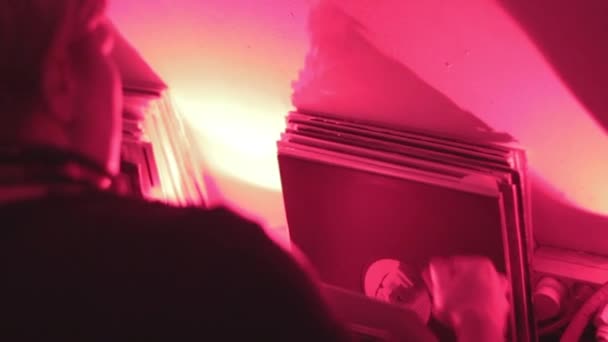 Vrouwelijke dj is het kiezen van vinyl records — Stockvideo