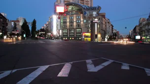 Coches en la plaza de la ciudad timelapse — Vídeo de stock