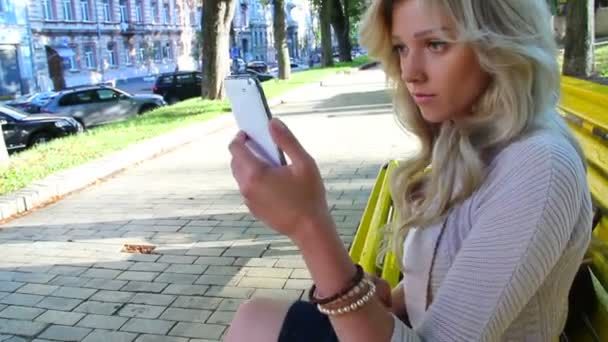 Mujer joven toma una foto de sí misma — Vídeos de Stock