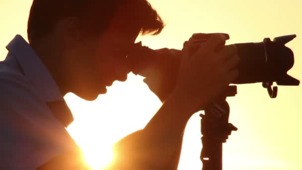 Cameraman fotografa fotos e vídeos — Vídeo de Stock