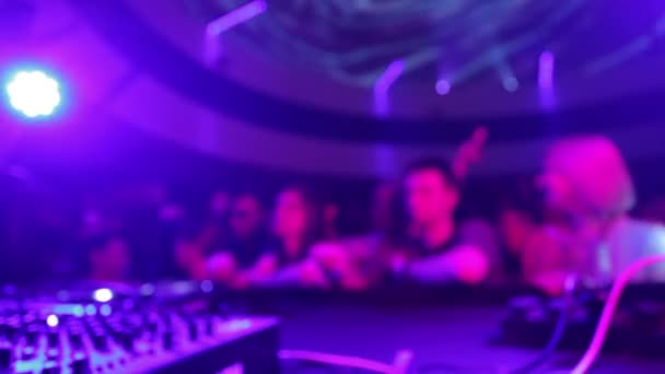 Out of focus night club crowd — Stock Video