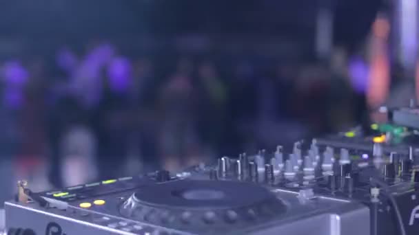 DJ en su cubierta controlando el sonido — Vídeo de stock