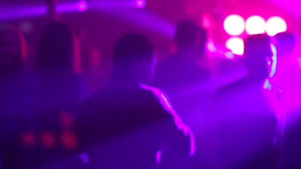 Luzes de cor na pista de dança nebulosa fumegante — Vídeo de Stock