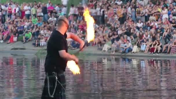 Człowiek kołysanie i przędzenia ogień kij — Wideo stockowe