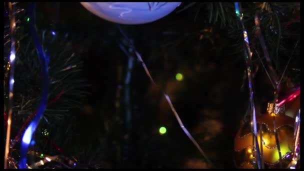 Bola azul pendurada em uma árvore de Natal — Vídeo de Stock