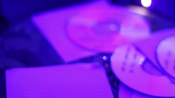 Les mains de DJ prennent les disques du pont 
