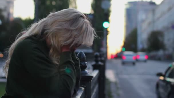 Mujer cubriendo la cara con las manos — Vídeos de Stock