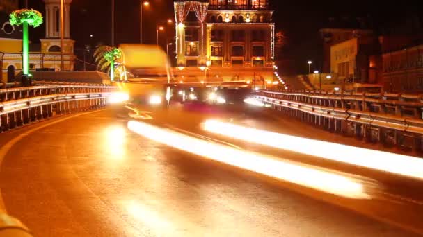 Noche de cruce por carretera — Vídeos de Stock