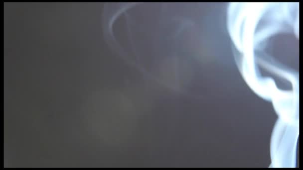 Καπνίζουν σε γκρι φόντο — Αρχείο Βίντεο