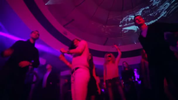 Dancing men and women in night club. — Stock Video