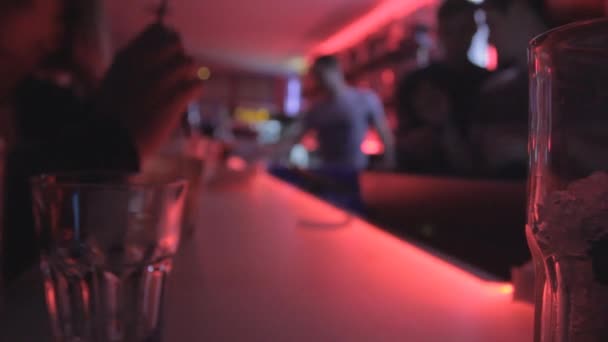 Bar dans la soirée de boîte de nuit déconcentré — Video