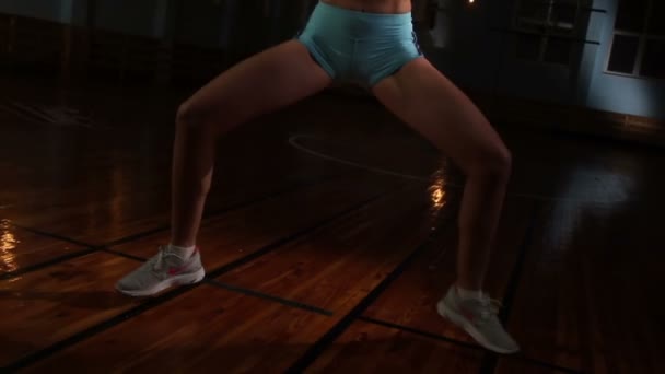 Κορίτσι κάνει άλματα γυμναστήριο — Αρχείο Βίντεο