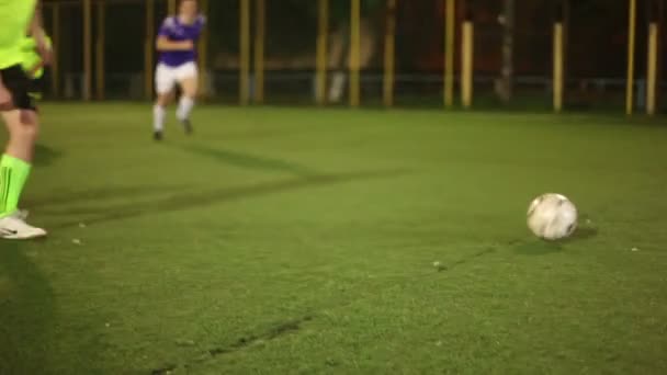 Voetbal speler aanvallen, stakingen op doel maar mist — Stockvideo