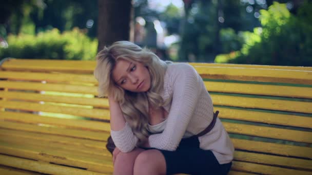 Depressieve vrouw zit in park — Stockvideo