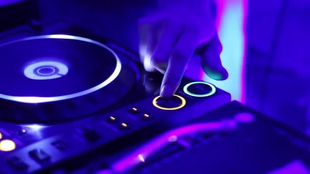 DJ is tweaking the turntable — Stock Video