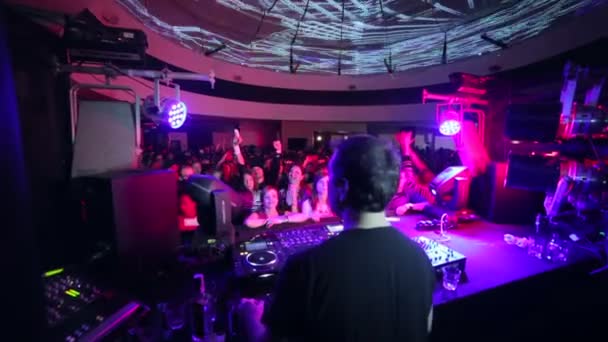 Drunk high DJ playing his set — Stock Video