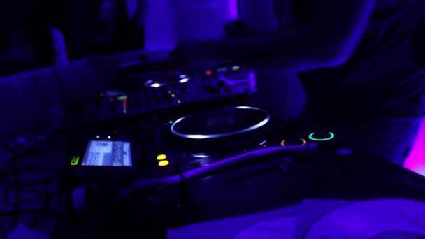 Dj is performing his set in night club — Stock Video