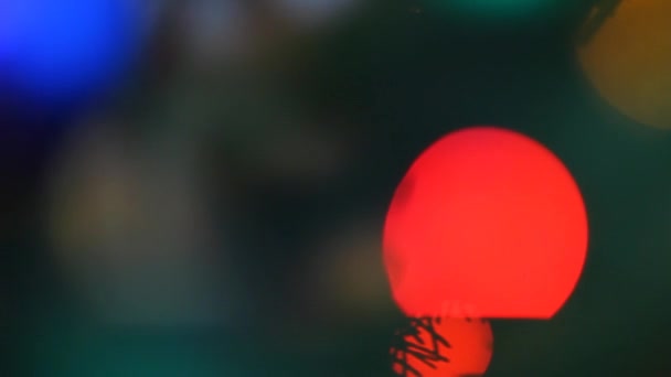 Guirlande colorée lumières sont scintillantes sur le fond — Video