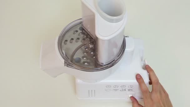 Electric slicer in action — Stock Video