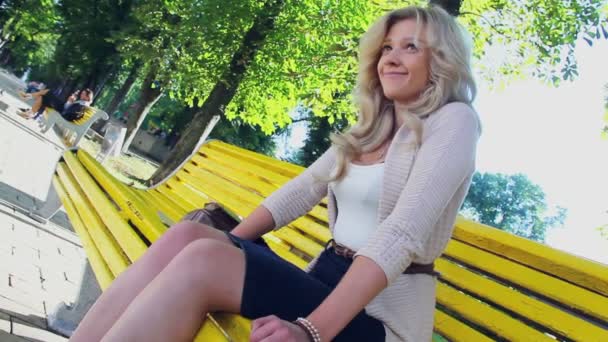 Smilin vrouw in park — Stockvideo