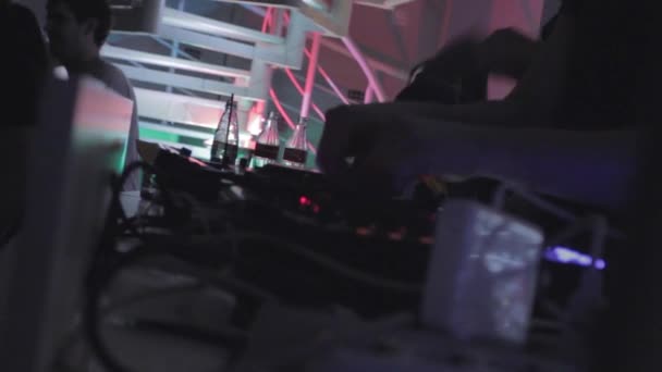 DJ memainkan musik — Stok Video