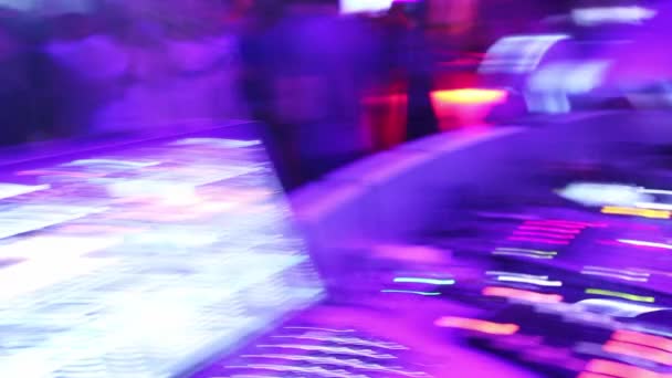 Timelapse DJs på däck i nattklubben — Stockvideo