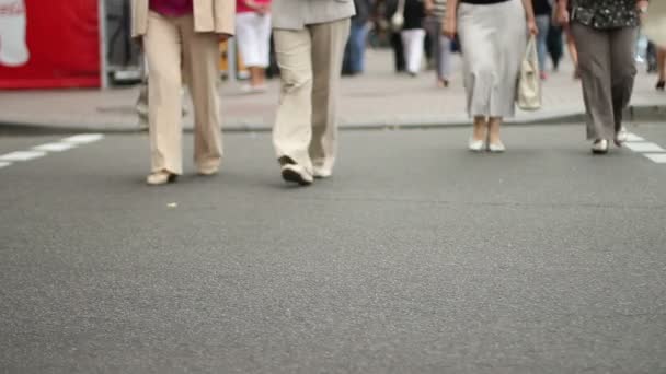 Pedestrians crossing road — Stock Video