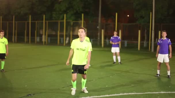 サッカーの試合でゴールにシュートのオーバーヘッド — ストック動画