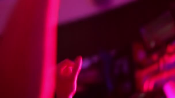 Händerna rör sig i nattklubben — Stockvideo