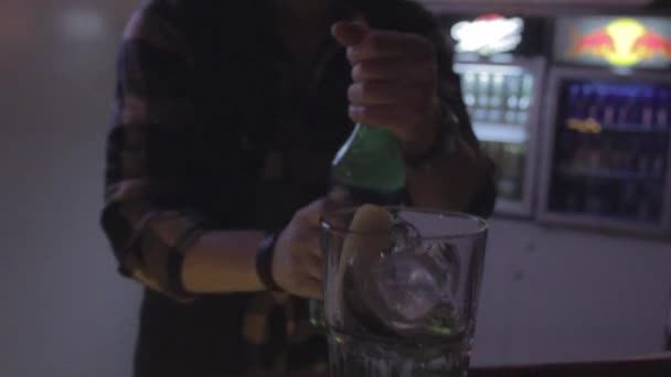 Barman bereidt cocktail — Stockvideo
