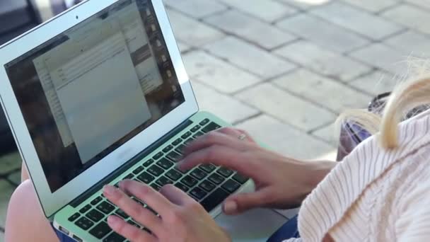 Young woman hands letter — Stock Video